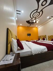 Postel nebo postele na pokoji v ubytování nice stay - A Group Of Comfort Stay LLP vedas