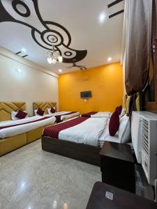 Postel nebo postele na pokoji v ubytování nice stay - A Group Of Comfort Stay LLP vedas