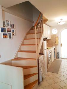 Una escalera en una cocina con una escalera en una casa en Casa Romanzi en Capri