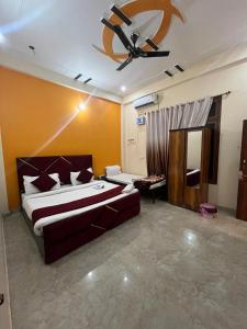 Postel nebo postele na pokoji v ubytování nice stay - A Group Of Comfort Stay LLP vedas