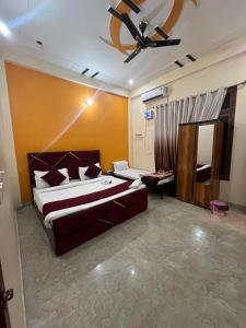 Postel nebo postele na pokoji v ubytování nice stay - A Group Of Comfort Stay LLP vedas