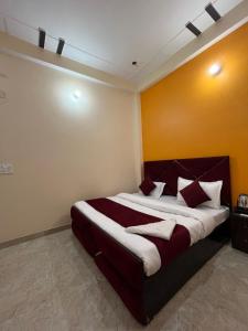 Postel nebo postele na pokoji v ubytování nice stay - A Group Of Comfort Stay LLP vedas