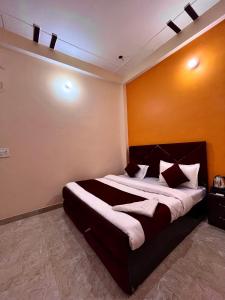Postel nebo postele na pokoji v ubytování nice stay - A Group Of Comfort Stay LLP vedas