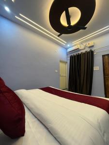 Postel nebo postele na pokoji v ubytování nice stay - A Group Of Comfort Stay LLP vedas
