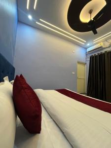 Postel nebo postele na pokoji v ubytování nice stay - A Group Of Comfort Stay LLP vedas