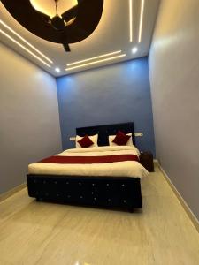 Postel nebo postele na pokoji v ubytování nice stay - A Group Of Comfort Stay LLP vedas