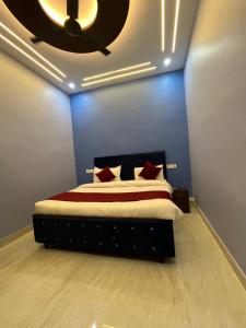 Postel nebo postele na pokoji v ubytování nice stay - A Group Of Comfort Stay LLP vedas