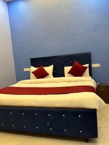 Postel nebo postele na pokoji v ubytování nice stay - A Group Of Comfort Stay LLP vedas