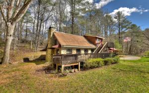 ein Haus mitten im Wald in der Unterkunft Knotty Creek Retreat - Creek Access, Outdoor Firepit + Hot Tub with Creek Views! in Morganton