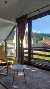 Un balcón o terraza en Apartment XYZ Vlašić 25 fotos más