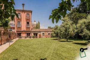 a large house with a large yard in front of it at Hotiday Venezia Cape in Venice