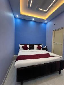 Postel nebo postele na pokoji v ubytování nice stay - A Group Of Comfort Stay LLP vedas