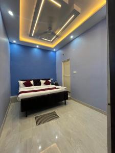 Postel nebo postele na pokoji v ubytování nice stay - A Group Of Comfort Stay LLP vedas