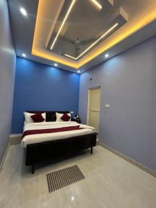Postel nebo postele na pokoji v ubytování nice stay - A Group Of Comfort Stay LLP vedas
