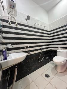 Koupelna v ubytování nice stay - A Group Of Comfort Stay LLP vedas