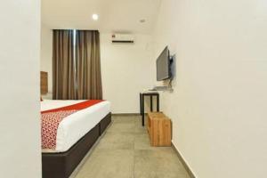 チャンルーンにあるThe Bed Hotelのベッドとテレビがあるホテルの部屋 +98枚の写真