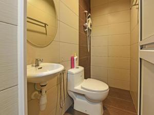 チャンルーンにあるThe Bed Hotelのトイレと洗面台付きのバスルーム