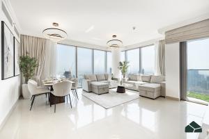 Zona de estar de High Floor 2BR with Full Burj View by BMS