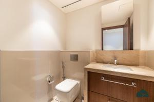 Un baño de High Floor 2BR with Full Burj View by BMS