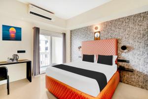 una camera d'albergo con un letto e una finestra di Collection O Mysore Central a Mysore
