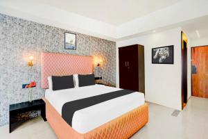 una camera da letto con un letto grande in una stanza di Collection O Mysore Central a Mysore
