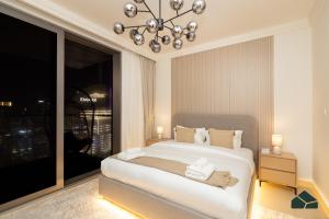 Cama o camas de una habitación en High Floor 2BR with Full Burj View by BMS