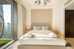 Cama o camas de una habitación en High Floor 2BR with Full Burj View by BMS