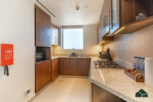 Una cocina o zona de cocina en High Floor 2BR with Full Burj View by BMS