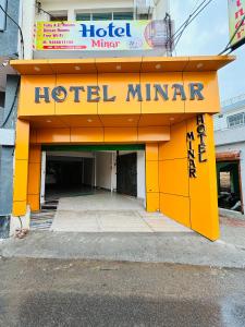 Un minarete de hotel con un cartel encima en Hotel Minar, en Rohtak