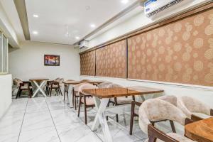 Predel za sedenje v nastanitvi Super Townhouse Indore Junction