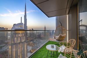 balcón con vistas al perfil urbano de Dubái en High Floor 2BR with Full Burj View by BMS, en Dubái