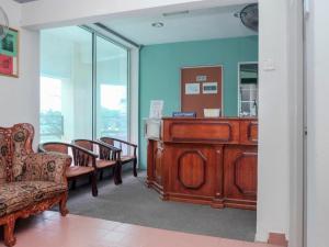 a room with chairs and a desk and a mirror at OYO 90120 MI Hotel Dungun in Dungun