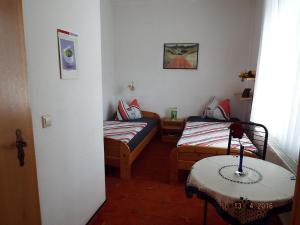 Katil atau katil-katil dalam bilik di Hotel Pension zur Tanne