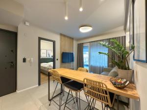 Χώρος καθιστικού στο TWO ENTIRE APARTMENTS LIV Luxury Central A-B