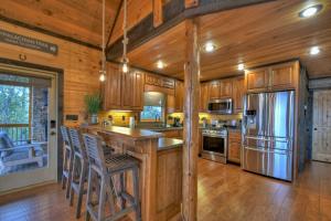 Η κουζίνα ή μικρή κουζίνα στο Skyfall Sweeping mountain views gas fireplace hot tub