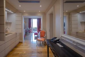 卢加诺Resort Collina d'Oro - Hotel, Residence & Spa的客房设有一张书桌和一部电话