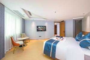 Postel nebo postele na pokoji v ubytování Xiamen Minyi Hotel