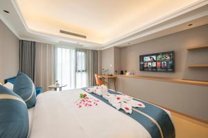 Postel nebo postele na pokoji v ubytování Xiamen Minyi Hotel