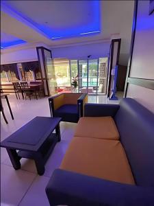 una sala de estar con un sofá y una mesa en Livane Sun Otel, en Alanya