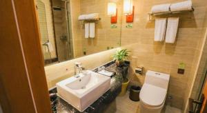 Chonpines Hotel Beijing Daxing Airport Caoqiao Metro Station的一间浴室