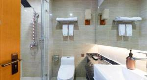 Chonpines Hotel Beijing Daxing Airport Caoqiao Metro Station的一间浴室