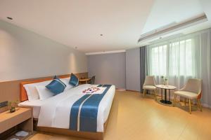 Postel nebo postele na pokoji v ubytování Xiamen Minyi Hotel