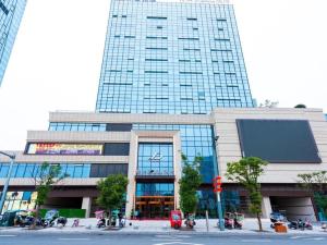 un grand bâtiment en verre avec un grand bâtiment dans l'établissement Xana Deluxe Hotel Chongqing Tongliang Wanda Plaza Longcheng Tiandi, à Tongliang