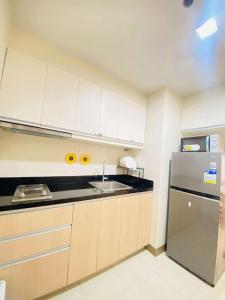 O bucătărie sau chicinetă la Stylish Yet Budget-Friendly Iloilo Condo Stay with Pool