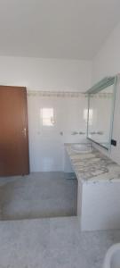 un baño con lavabo y espejo en Casa Kimbe, en Oristano