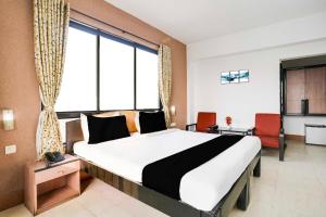 Giường trong phòng chung tại Townhouse Oak Margao Madgaon Railway Station