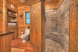 ein Bad mit einem WC und einer ebenerdigen Dusche in der Unterkunft Pursuit of Happiness Mountain luxury hot tub big-screen TVs pet-friendly in Mineral Bluff + 18 Fotos