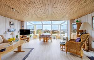 un soggiorno con un divano e un tavolo di 2 Bedroom Beautiful Home In Juelsminde a Sønderby