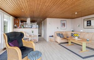 un soggiorno con un divano e un tavolo di 2 Bedroom Beautiful Home In Juelsminde a Sønderby