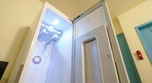 una cabina doccia in un bagno con finestra di Yongin Valentine a Yongin Altre 37 foto
